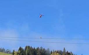 Schneekanonen werden mit einem Hubschrauber ins Skigebiet Großarltal gebracht.