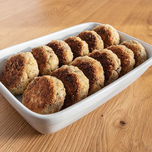 In einer Schüssel sind goldbraun gebackene Kaspressknödel.