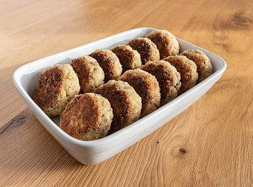 In einer Schüssel sind goldbraun gebackene Kaspressknödel.