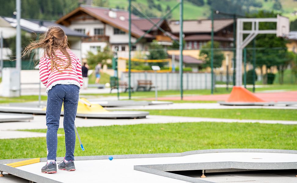 kind-minigolf-spielen-10