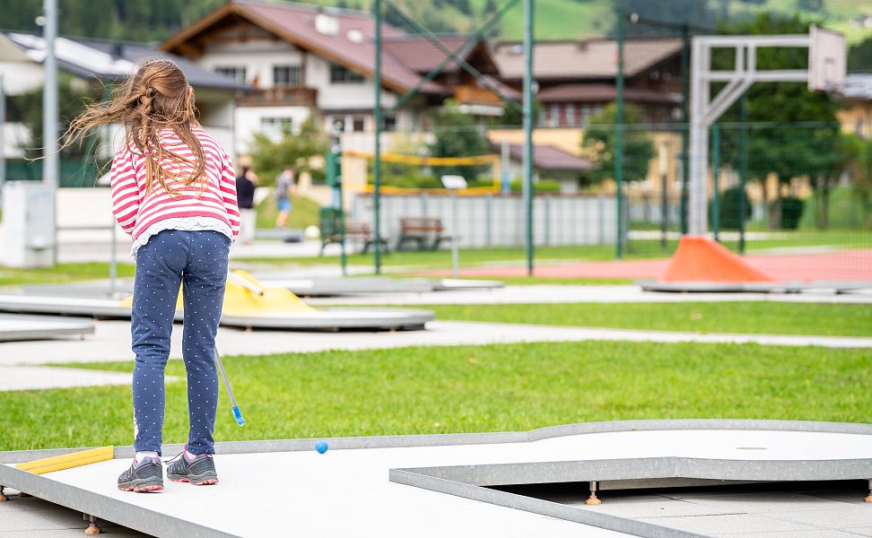 kind-minigolf-spielen