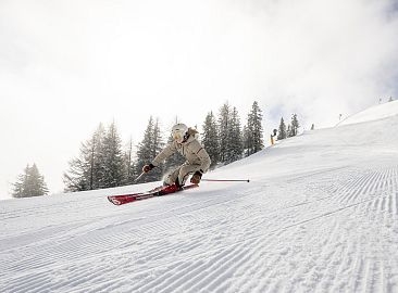 skifahrerin-wolkiger-himmel-14