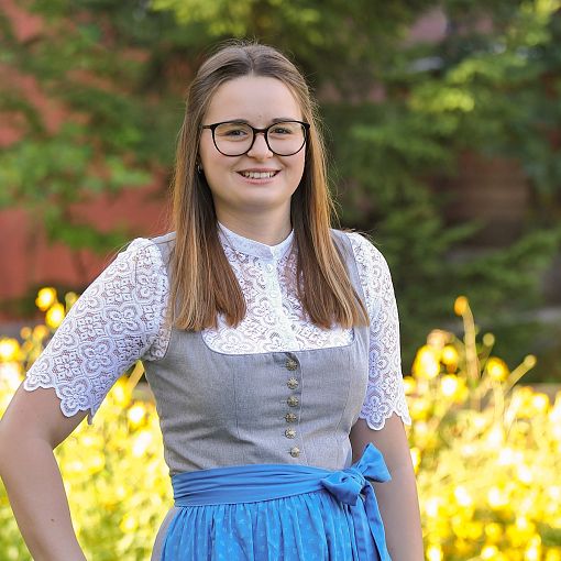Mitarbeiterin Tamara Raß im Dirndl