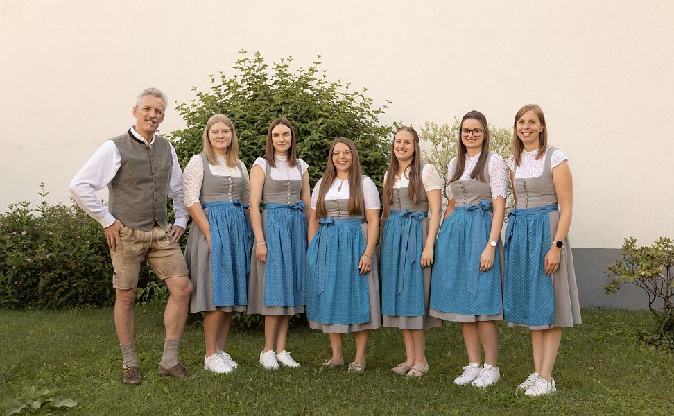 Teamfoto von allen Mitarbeitern im Tourismusverband Großarltal