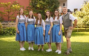 Das Team vom Tourismusverband in der Tracht