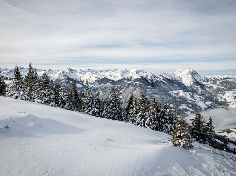 tief-verschneite-berglandschaft-1