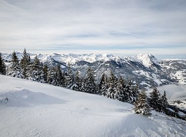 tief-verschneite-berglandschaft-5