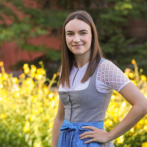 Mitarbeiterin Verena Rohrmoser im Dirndl