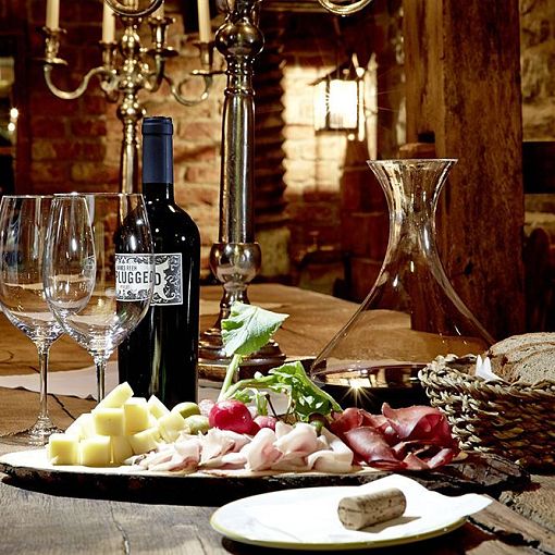 Wein mit Weingläsern und einer Jausenplatte